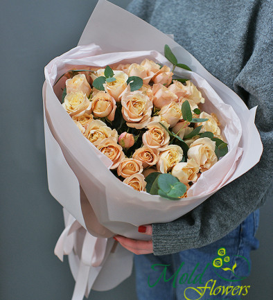 Букет из кремовых кустовых голландских роз с эвкалиптом Фото 394x433